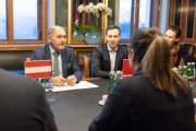 Arbeitsgespräch: Nationalratspräsident Wolfgang Sobotka (ÖVP) (Mitte) und Österreichische Delegation