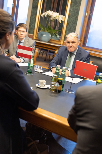 Arbeitsgespräch: Nationalratspräsident Wolfgang Sobotka (ÖVP) (Mitte) und Österreichische Delegation.