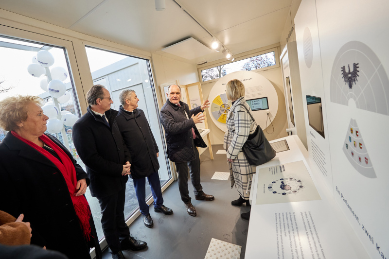 Nationalratspräsident Wolfgang Sobotka (ÖVP) führt durch die Ausstellung