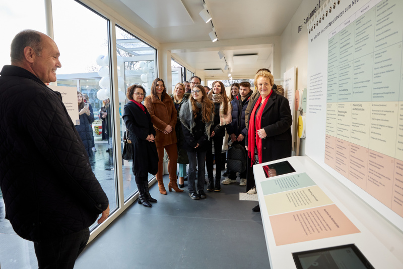 Nationalratspräsident Wolfgang Sobotka (ÖVP) führt durch die Ausstellung