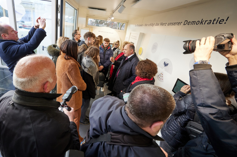 Nationalratspräsident Wolfgang Sobotka (ÖVP) führt durch die Ausstellung