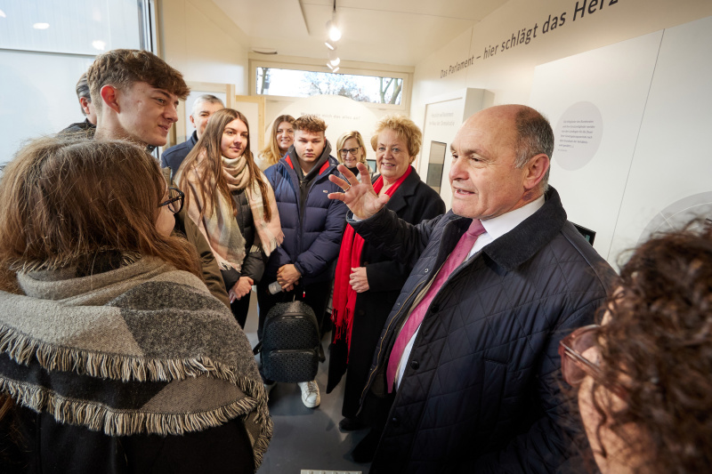 Nationalratspräsident Wolfgang Sobotka (ÖVP) führt durch die Ausstellung