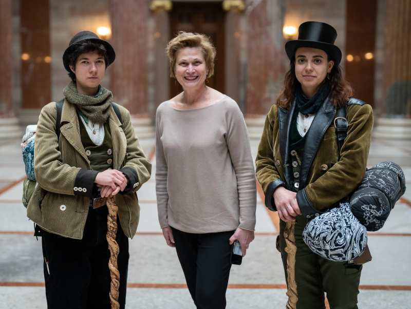 Parlamentsvizedirektorin Susanne Janistyn-Novák (Mitte) mit zwei Gärtnerinnen auf der Walz