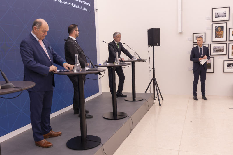 Am Wort: Parlamentsdirektor Harald Dossi (2. von rechts)