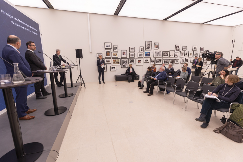 Am Wort: Parlamentsdirektor Harald Dossi (3. von links). Blick Richtung Veranstaltungsteilnehmer:innen