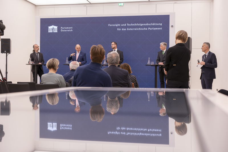 Am Wort: Nationalratspräsident Wolfgang Sobotka (ÖVP). Blick Richtung Veranstaltungsteilnehmer:innen