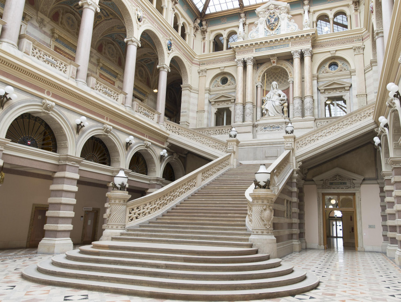 Stiegenaufgang mit Justitia