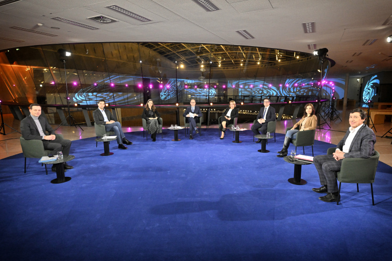 Von links: Nationalratsabgeordneter Ernst Gödl (ÖVP), Nationalratsabgeordneter Hannes Amesbauer (FPÖ), Judith Kohlenberger, Wirtschaftsuniversität Wien, Moderator Gerald Gross, ehem. Sprecherin UNHCR Österreich Melita Šunjić, Nationalratsabgeordneter Reinhold Einwallner (SPÖ), Nationalratsabgeordnete Ewa Ernst-Dziedzic (GRÜNE), Nationalratsabgeordneter Johannes Margreiter (NEOS)