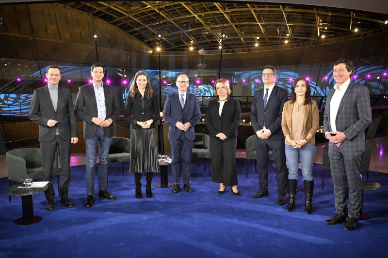 Von links: Nationalratsabgeordneter Ernst Gödl (ÖVP), Nationalratsabgeordneter Hannes Amesbauer (FPÖ), Judith Kohlenberger, Wirtschaftsuniversität Wien, Moderator Gerald Gross, ehem. Sprecherin UNHCR Österreich Melita Šunjić, Nationalratsabgeordneter Reinhold Einwallner (SPÖ), Nationalratsabgeordnete Ewa Ernst-Dziedzic (GRÜNE), Nationalratsabgeordneter Johannes Margreiter (NEOS)
