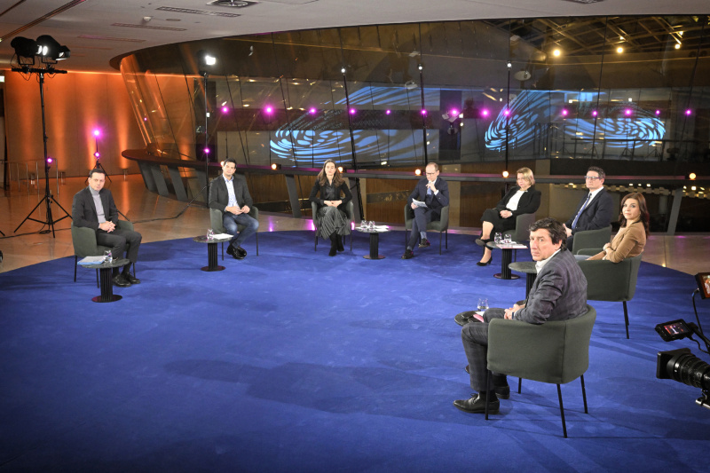 Von links: Nationalratsabgeordneter Ernst Gödl (ÖVP), Nationalratsabgeordneter Hannes Amesbauer (FPÖ), Judith Kohlenberger, Wirtschaftsuniversität Wien, Moderator Gerald Gross, ehem. Sprecherin UNHCR Österreich Melita Šunjić, Nationalratsabgeordneter Reinhold Einwallner (SPÖ), Nationalratsabgeordnete Ewa Ernst-Dziedzic (GRÜNE), Nationalratsabgeordneter Johannes Margreiter (NEOS)