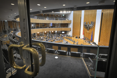 Blick Richtung Sitzungsteilnehmer:innen vom Balkon des Nationalrats