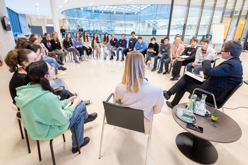 Veranstaltungsteilnehmer:innen der Demokratiewerkstatt. Von Bildungsminister Martin Polaschek (ÖVP)