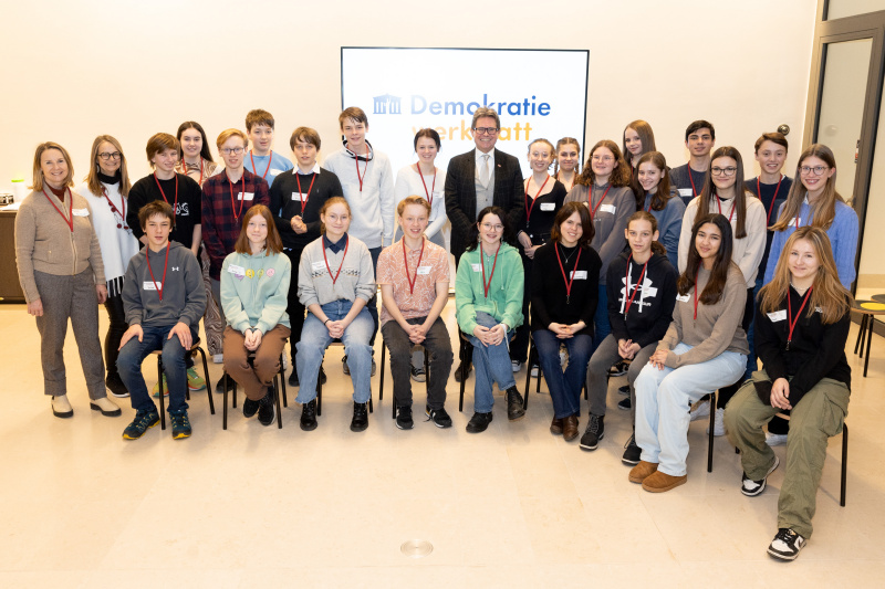 Gruppenfoto der Veranstaltungsteilnehmer:innen der Demokratiewerkstatt mit Bildungsminister Martin Polaschek (ÖVP) (Mitte)