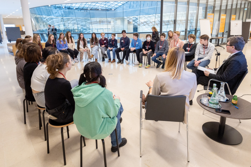 Veranstaltungsteilnehmer:innen der Demokratiewerkstatt. Von Bildungsminister Martin Polaschek (ÖVP)