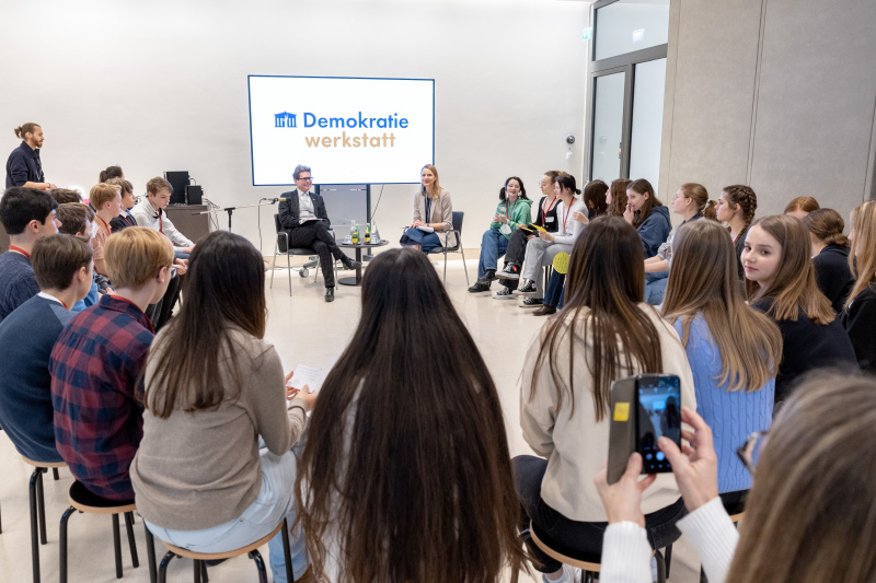 Von links: Bildungsminister Martin Polaschek (ÖVP), Teamleiterin Demokratiewerkstatt Katharina Kramer