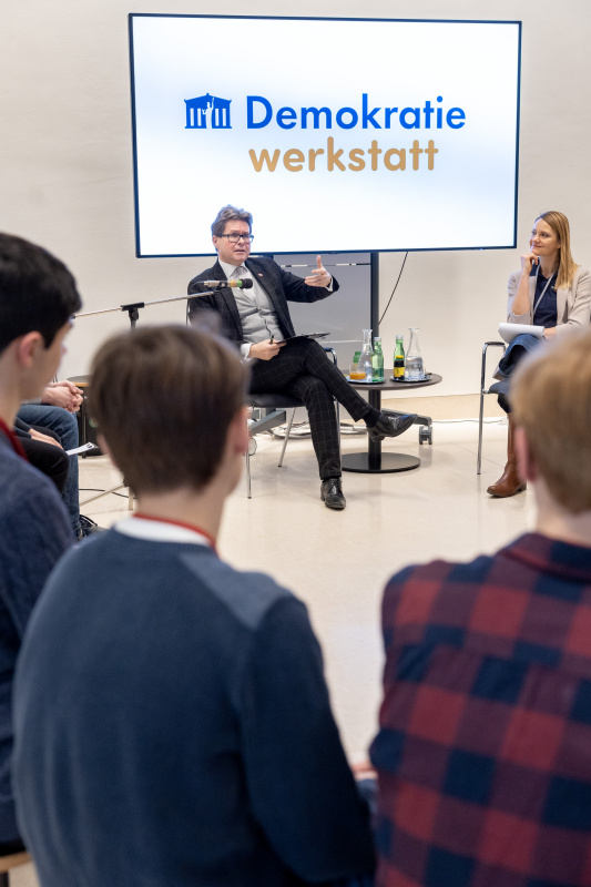 Von links: Bildungsminister Martin Polaschek (ÖVP), Teamleiterin Demokratiewerkstatt Katharina Kramer