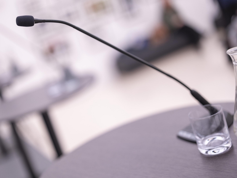 Mikrofon auf einem Tisch