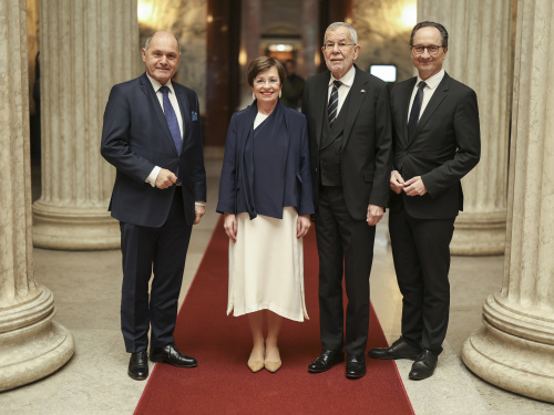 Von links: Nationalratspräsident Wolfgang Sobotka (ÖVP), Doris Schmidauer, Bundespräsident Alexander van der Bellen, Bundesratspräsident Günter Kovacs (SPÖ)