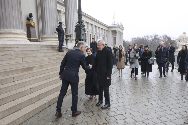 Parlamentsdirektor Harlad Dossi begrüßt Bundespräsident Alexander van der Bellen