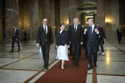 Von rechts: Nationalratspräsident Wolfgang Sobotka (ÖVP), Bundespräsident Alexander van der Bellen, Doris Schmidauer, Bundesratspräsident Günter Kovacs (SPÖ)