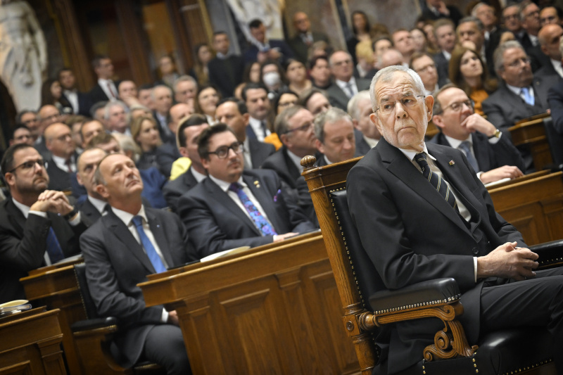 Blick Richtung Veranstaltungsteilnehmer:innen. Rechts: Bundespräsident Alexander Van der Bellen