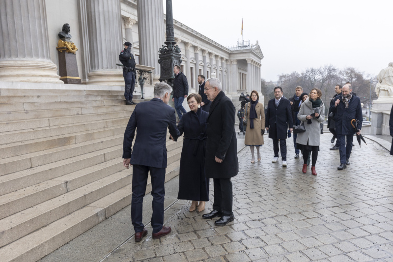 Parlamentsdirektor Harald Dossi begrüßt Doris Schmidauer