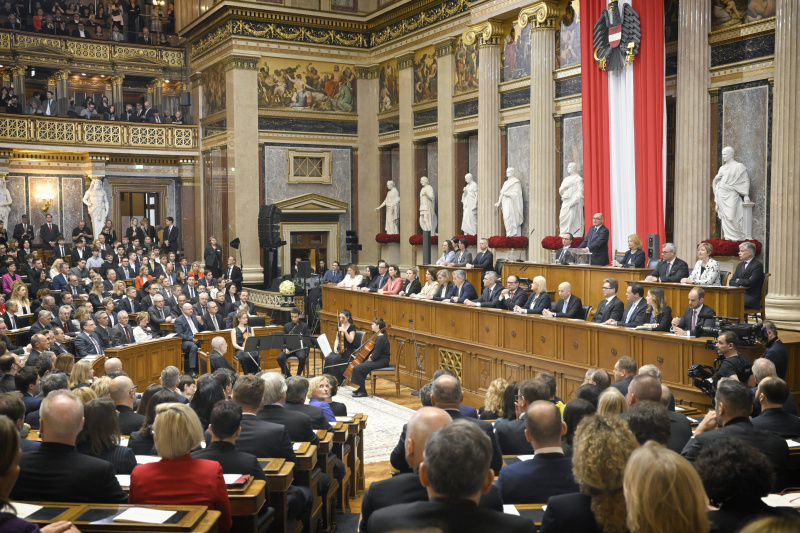 Ansprache von Nationalratspräsident Wolfgang Sobotka (ÖVP). Blick Richtung Veranstaltungsteilnehmer:innen