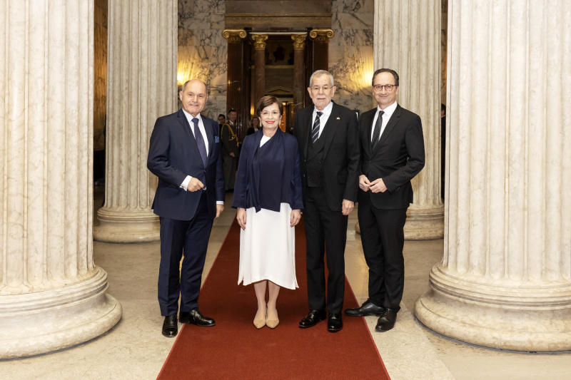 Von links: Nationalratspräsident Wolfgang Sobotka (ÖVP), Doris Schmidauer, Bundespräsident Alexander van der Bellen, Bundesratspräsident Günter Kovacs (SPÖ)
