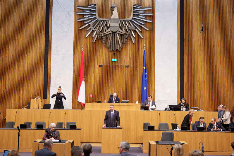 Am Rednerpult Nationalratsabgeordneter Jörg Leichtfried (SPÖ)