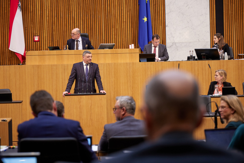 Am Rednerpult Nationalratsabgeordneter Jörg Leichtfried (SPÖ)