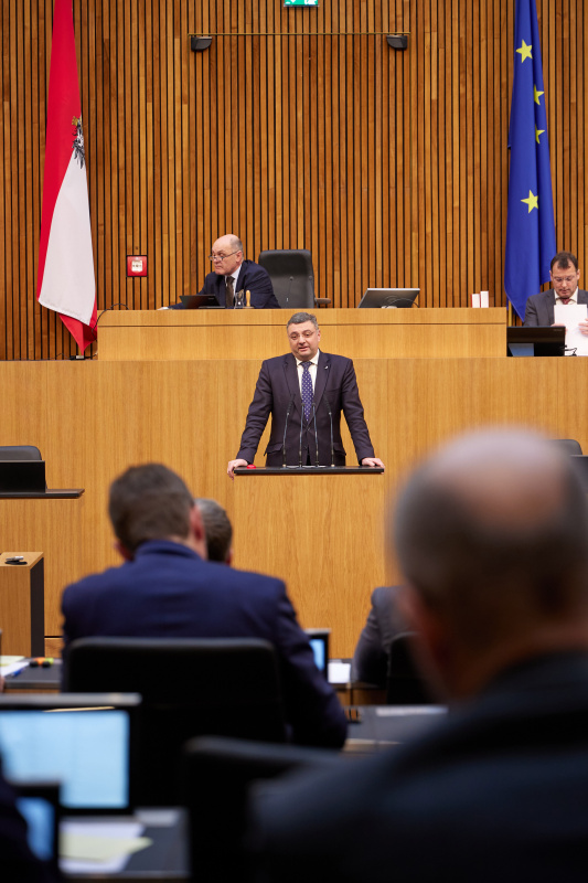 Am Rednerpult Nationalratsabgeordneter Jörg Leichtfried (SPÖ)