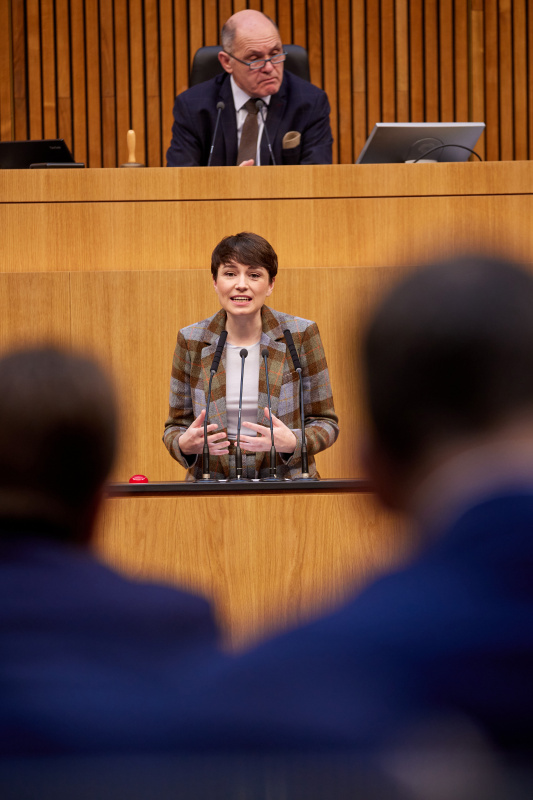 Am Rednerpult Klubobfrau Sigrid Maurer (GRÜNE)