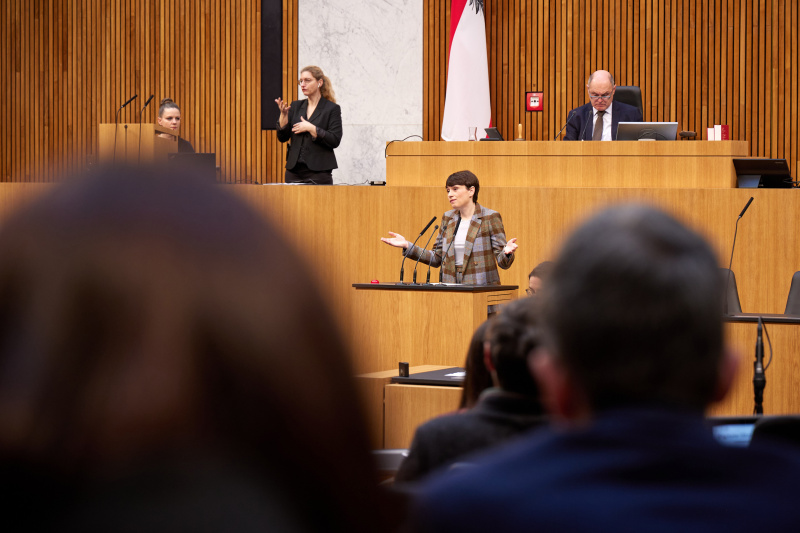 Am Rednerpult Klubobfrau Sigrid Maurer (GRÜNE)