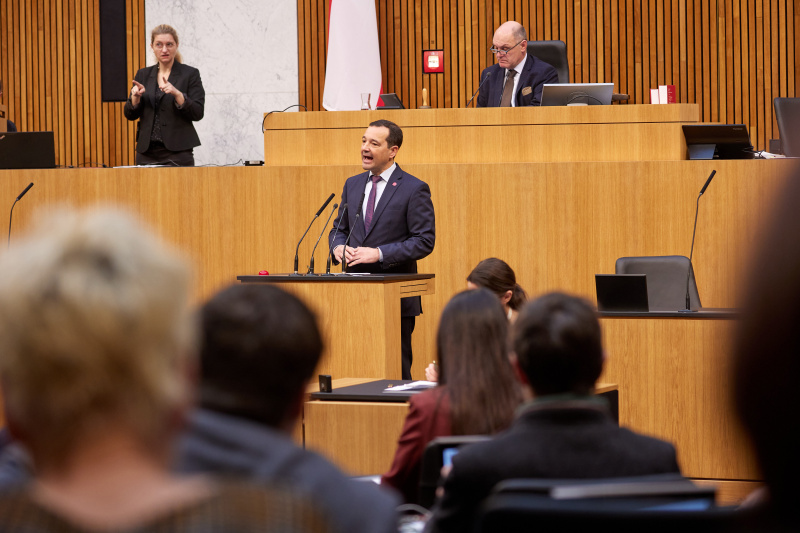 Am Rednerpult Nationalratsabgeordneter Gerald Loacker (NEOS)