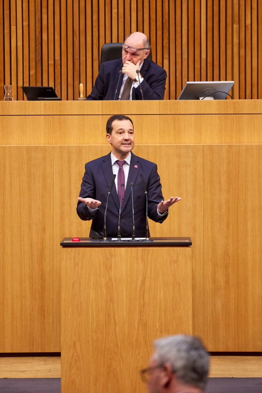 Am Rednerpult Nationalratsabgeordneter Gerald Loacker (NEOS)