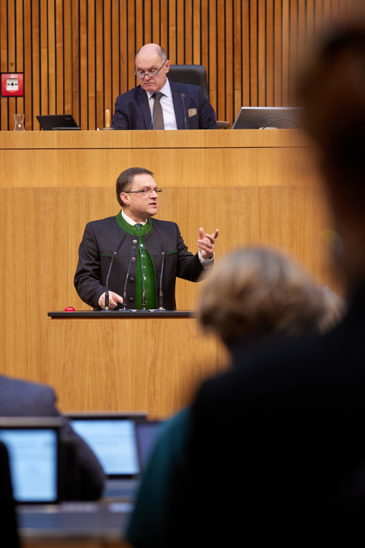 Am Rednerpult Klubobmann August Wöginger (ÖVP)