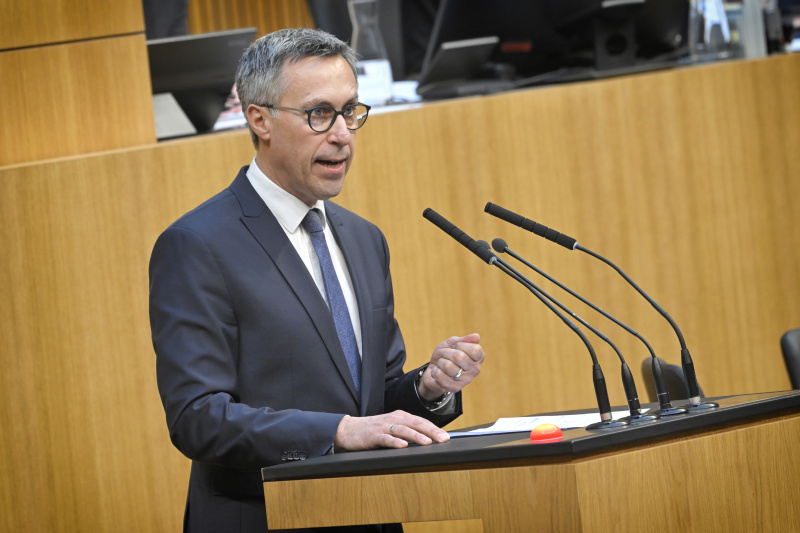 Am Rednerpult: Nationalratsabgeordneter Georg Strasser (ÖVP)