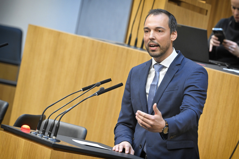 Am Rednerpult: Nationalratsabgeordneter Klaus Lindinger (ÖVP)