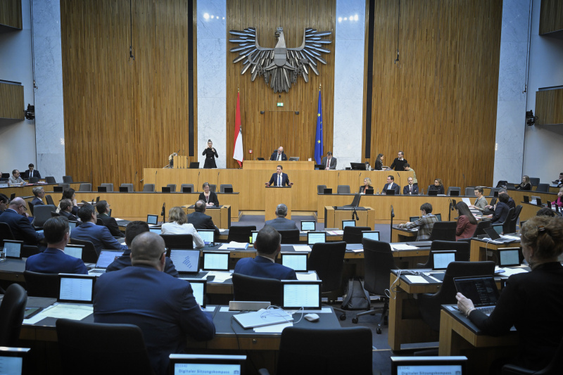 Am Rednerpult: Nationalratsabgeordneter Erwin Angerer (FPÖ). Blick Richtung Sitzungsteilnehmer:innen