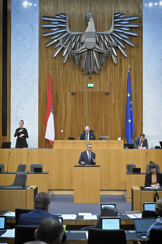 Am Rednerpult: Nationalratsabgeordneter Georg Strasser (ÖVP). Blick Richtung Sitzungsteilnehmer:innen