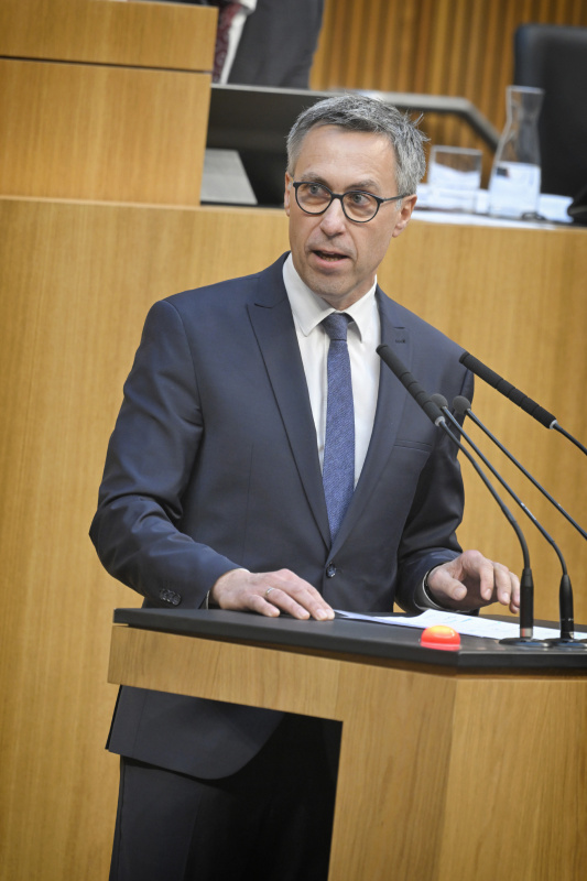 Am Rednerpult: Nationalratsabgeordneter Georg Strasser (ÖVP)