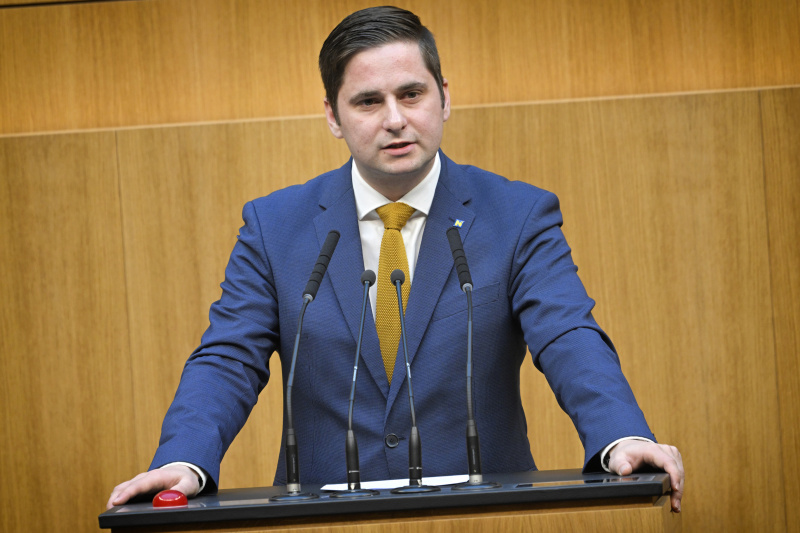 Am Rednerpult: Nationalratsabgeordneter Lukas Brandweiner (ÖVP)