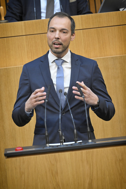 Am Rednerpult: Nationalratsabgeordneter Klaus Lindinger (ÖVP)