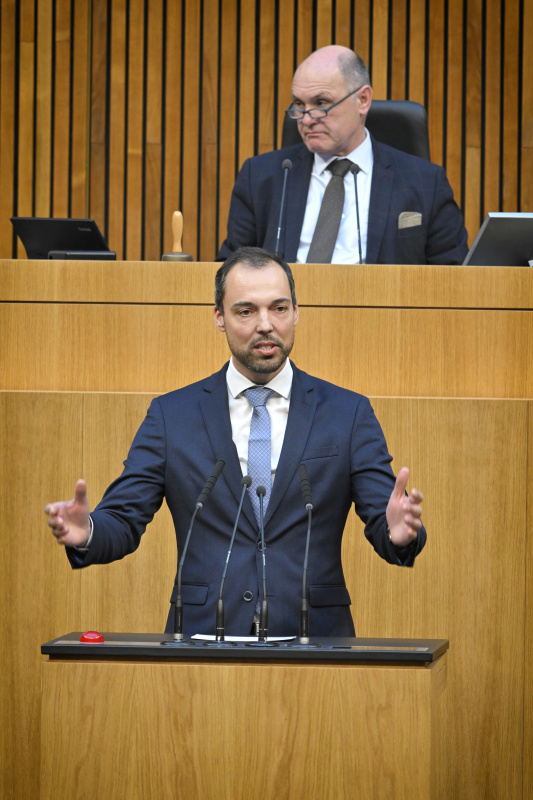 Am Rednerpult: Nationalratsabgeordneter Klaus Lindinger (ÖVP)