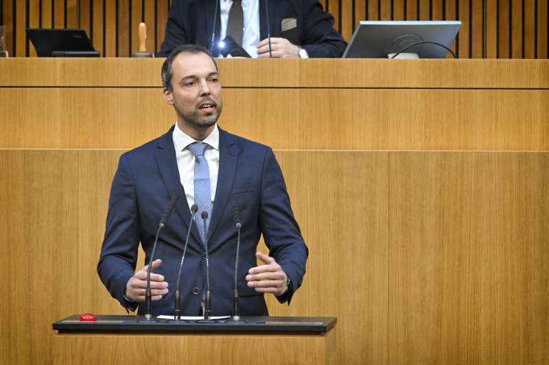 Am Rednerpult: Nationalratsabgeordneter Klaus Lindinger (ÖVP)