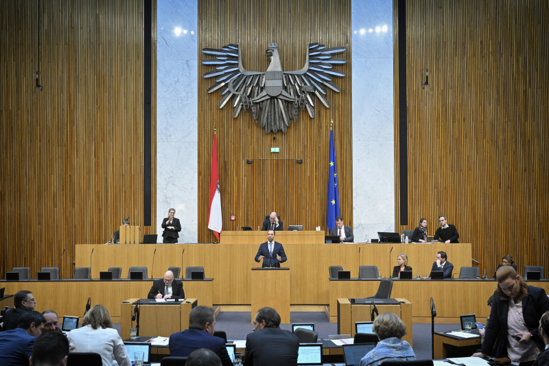 Am Rednerpult: Nationalratsabgeordneter Klaus Lindinger (ÖVP). Blick Richtung Sitzungsteilnehmer:innen