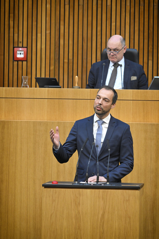 Am Rednerpult: Nationalratsabgeordneter Klaus Lindinger (ÖVP)