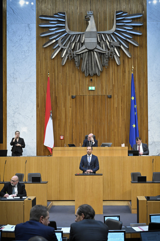 Am Rednerpult: Nationalratsabgeordneter Klaus Lindinger (ÖVP)