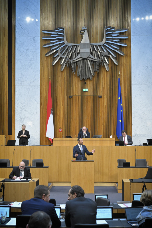 Am Rednerpult: Nationalratsabgeordneter Klaus Lindinger (ÖVP)