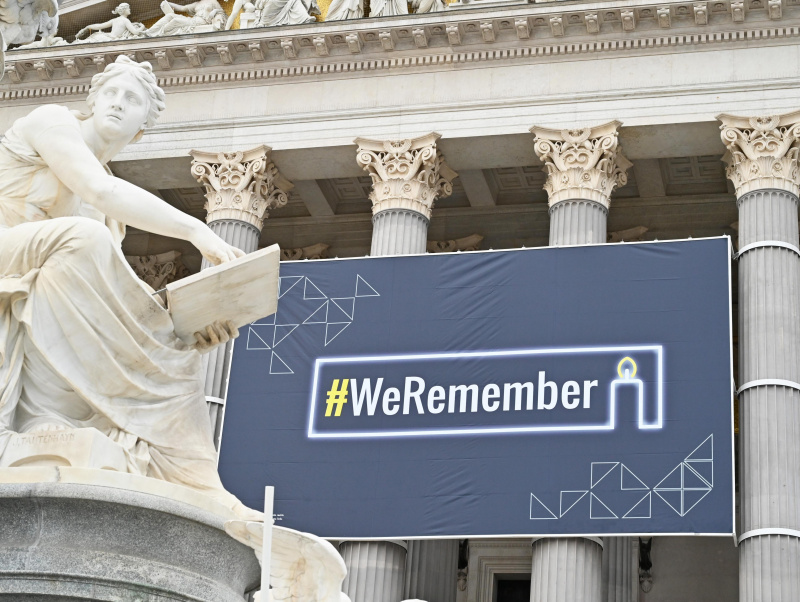 Plakat #WeRemember am Parlamentsgebäude